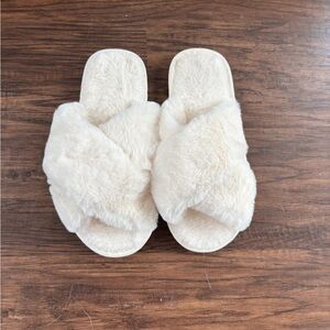 NWOT Cozy Cream Faux Fur Women's Slippers